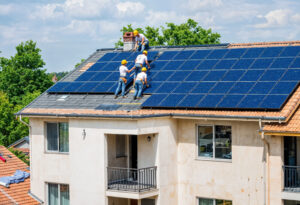 solar-panel-installation-rooftop copia